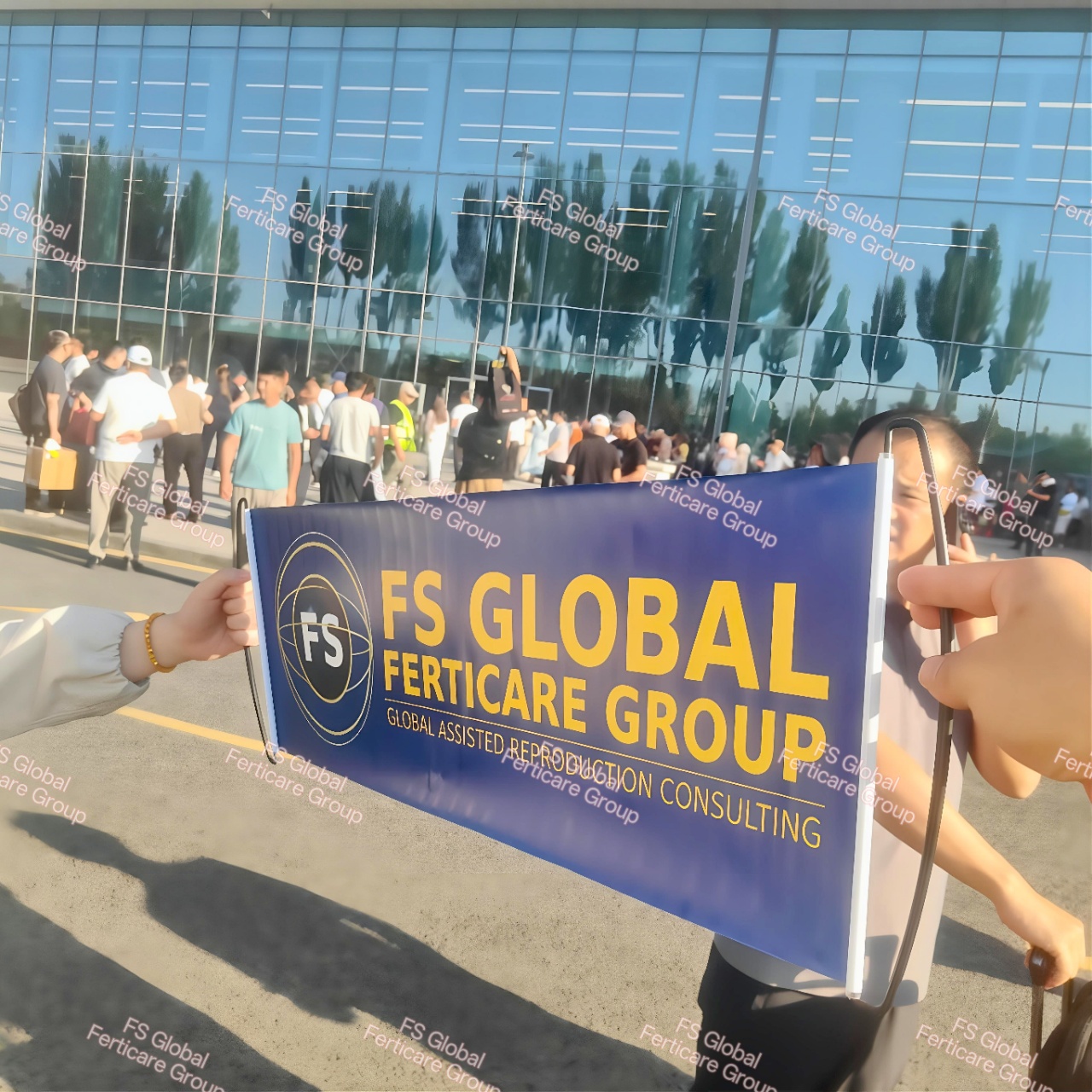 Сотрудники FS ожидают в аэропорту Бишкека и встречают прибывшего клиента.