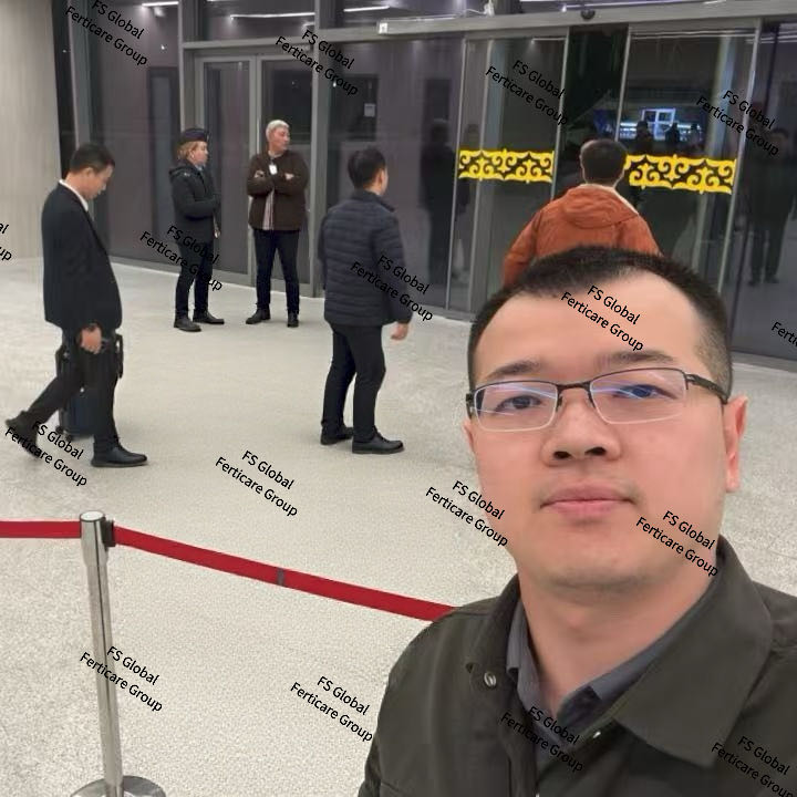 工作人员在机场到达区等候接机。
