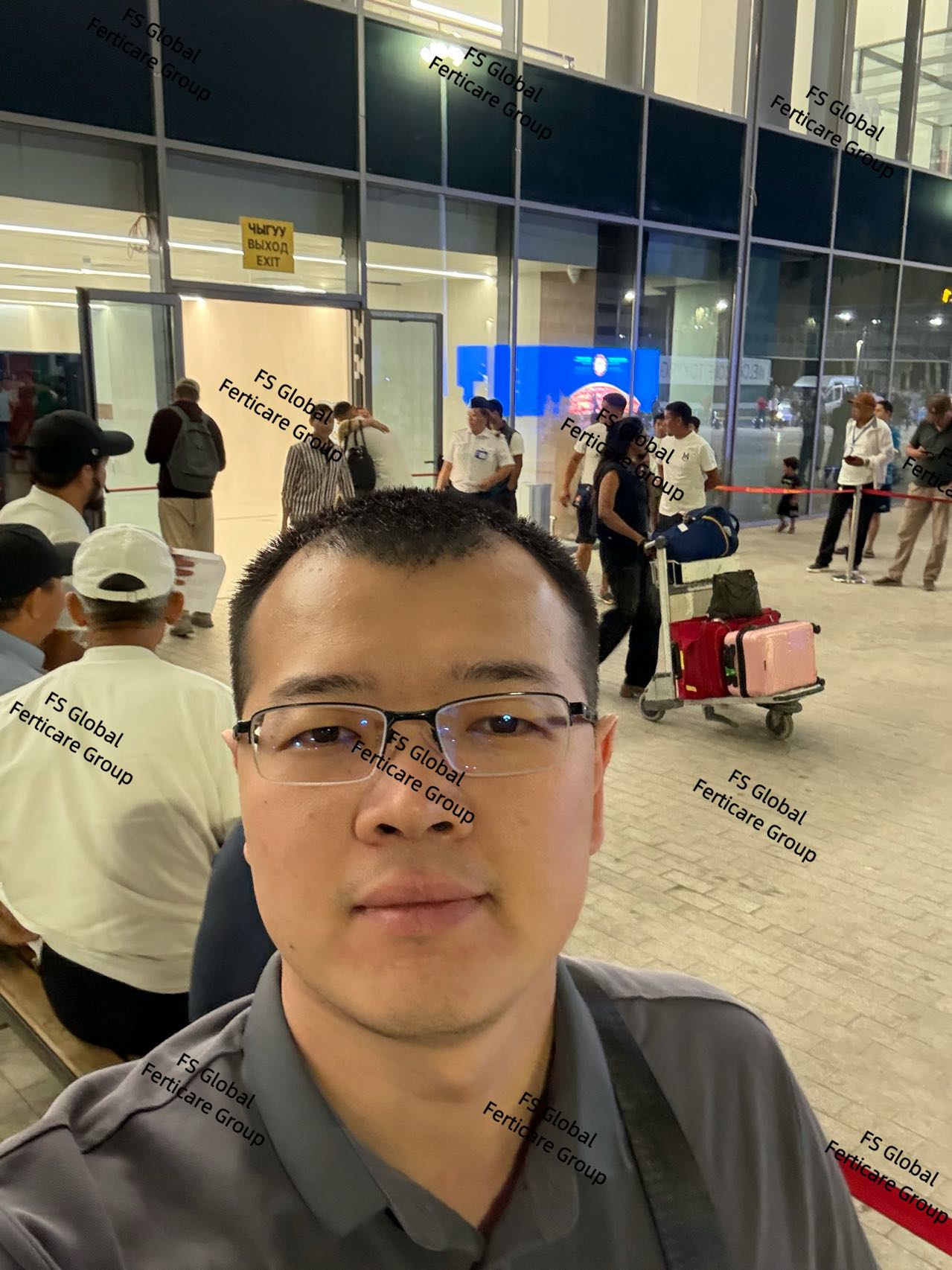 工作人员在机场到达区等候客户。