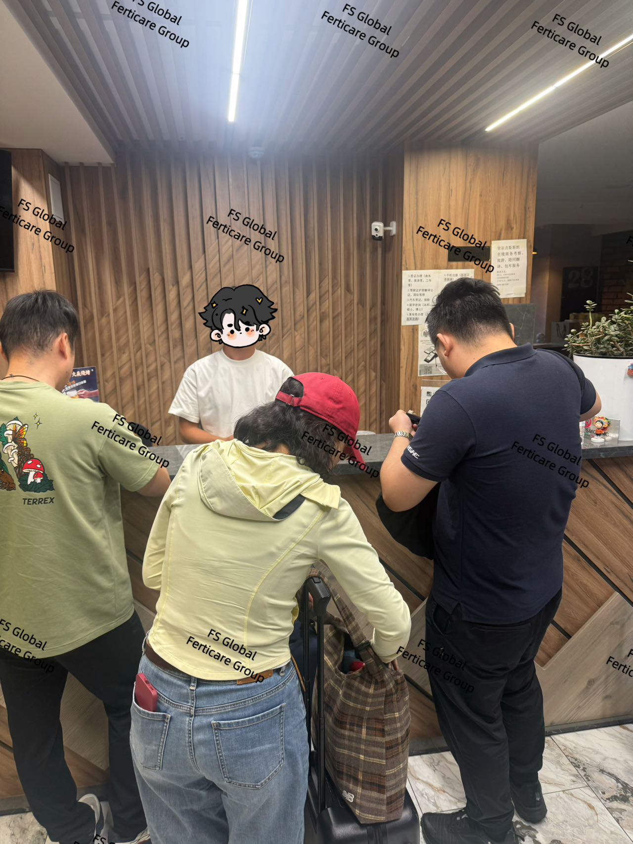 客户到达酒店前台办理入住。