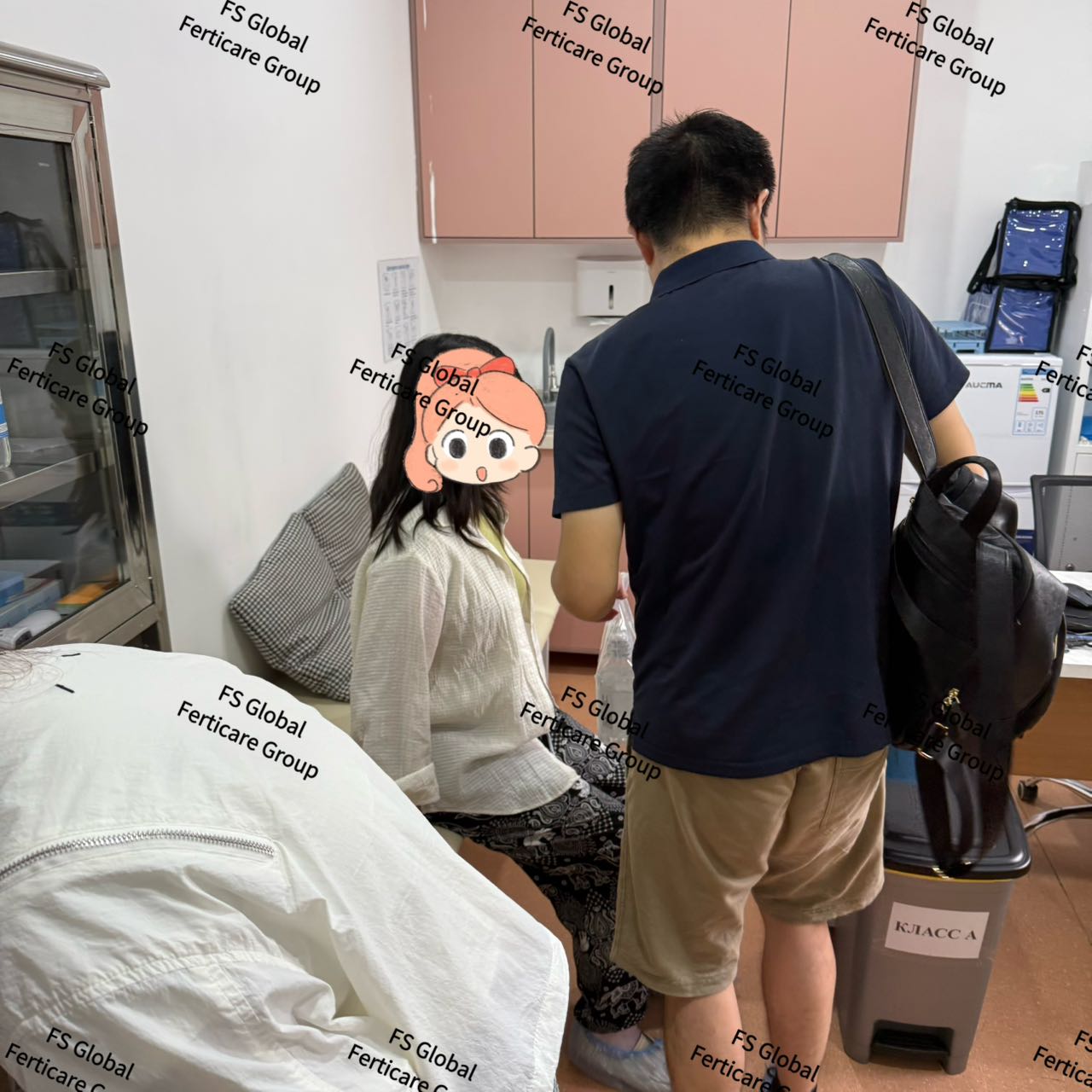 检查过程中，工作人员与客户沟通并协助准备。