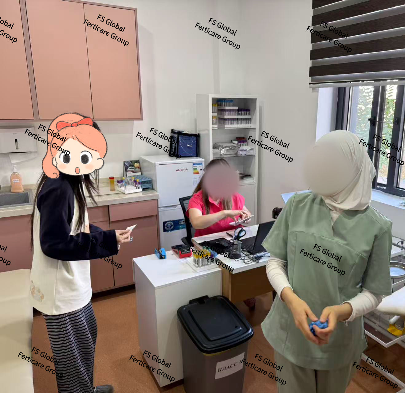 工作人员陪同客户与医务人员沟通。