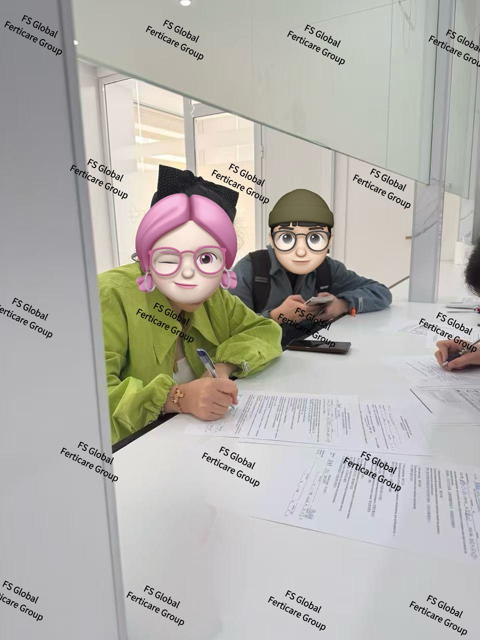 Заполнение и подписание документов за столом.