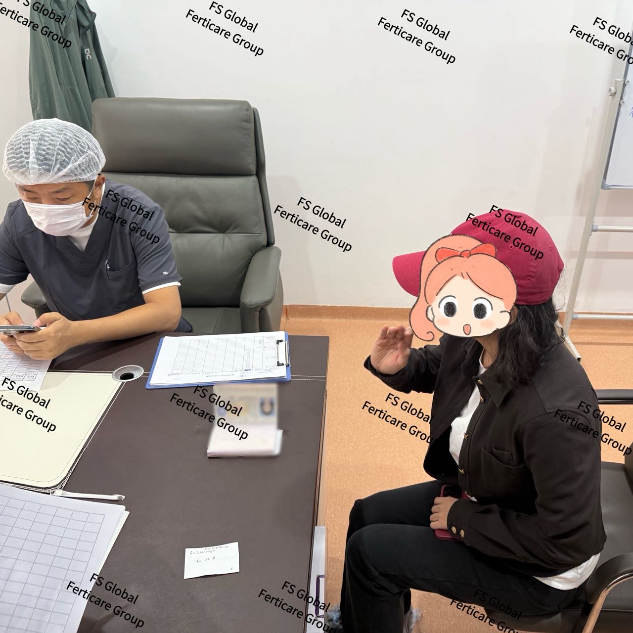 客户在诊室与医务人员沟通取卵前安排。