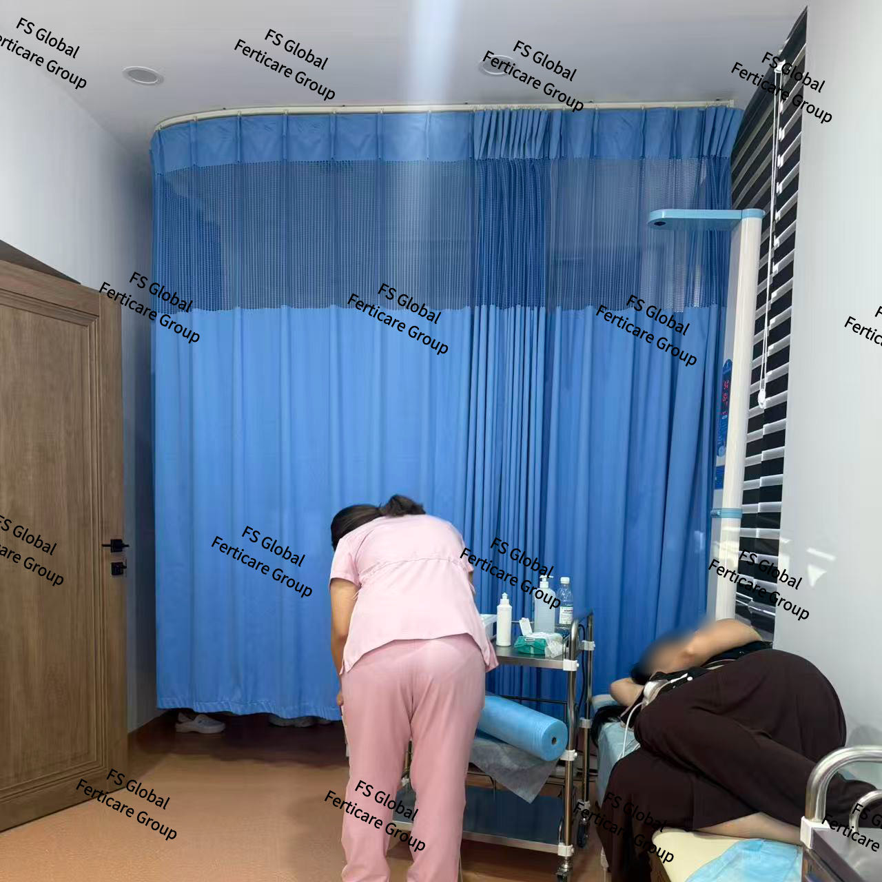 The program participant undergoes an examination in the consultation room.