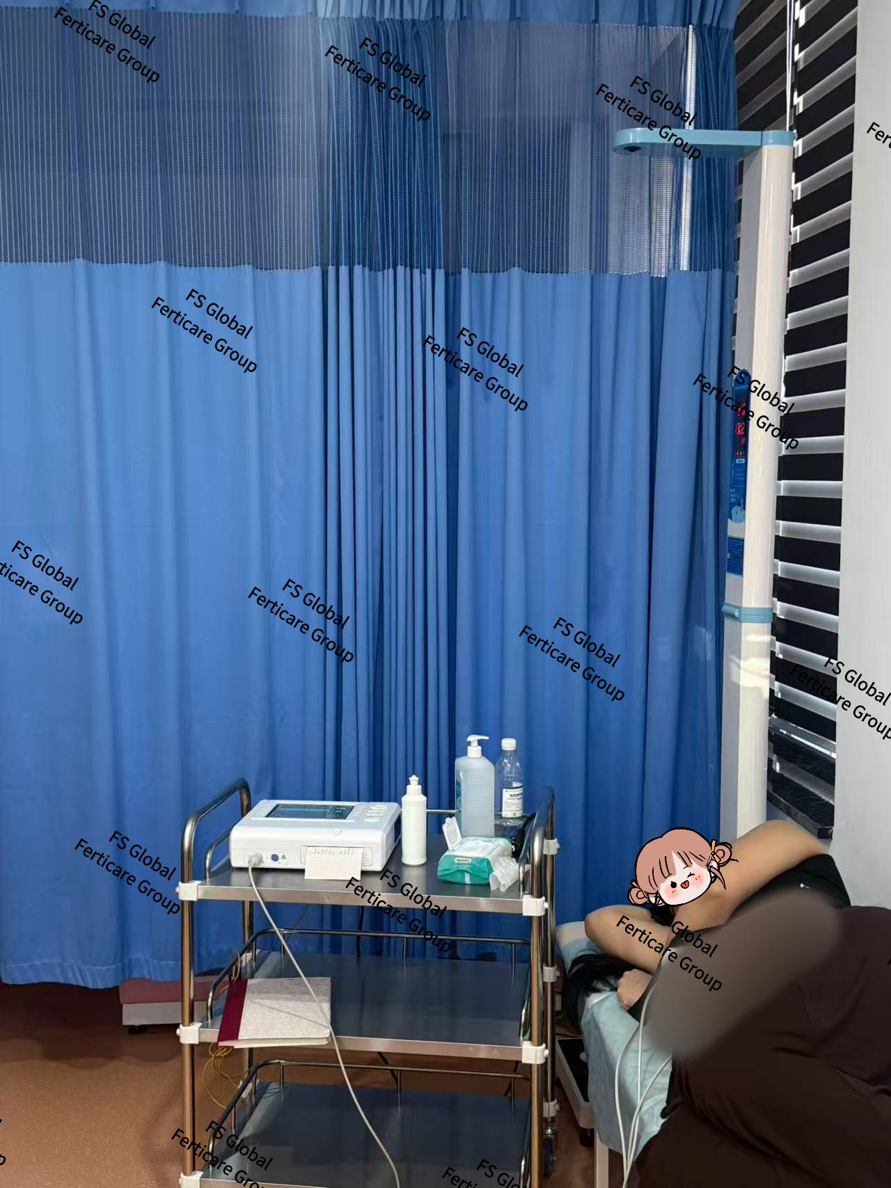 A medical professional carries out the obstetric examination.