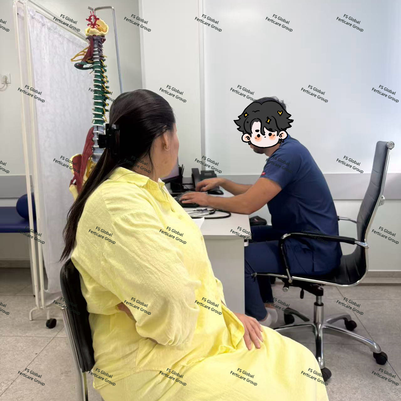 孕妈妈在诊室与医生进行当日产检沟通。