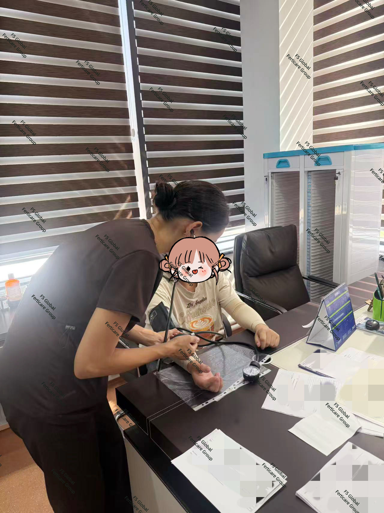 医务人员为孕期人员测量血压。