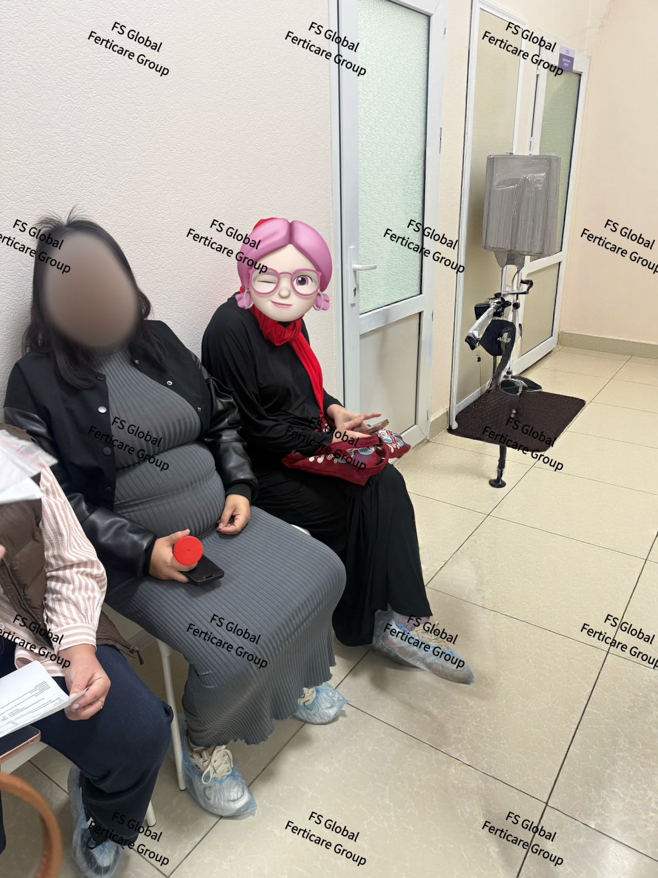 孕妈妈与陪同人员在候诊区等候。