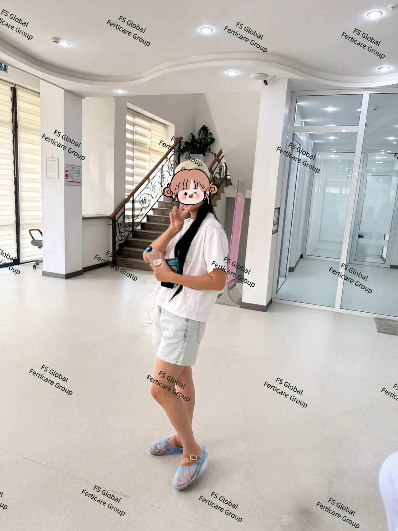 志愿者在合作医疗机构内的现场照片。