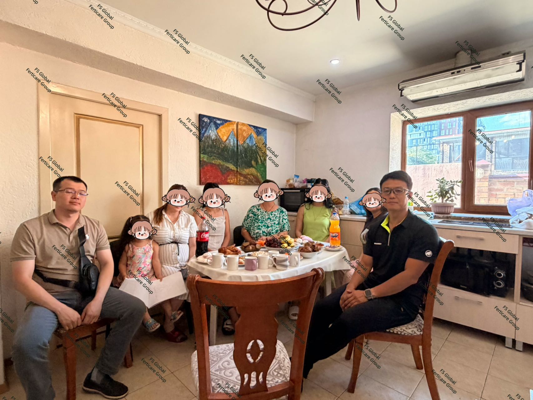 A group photograph during the meal.